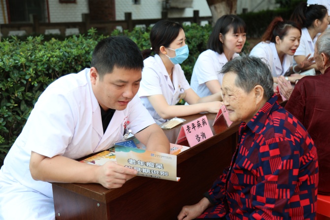 医政联动、守护银发！南充市身心医院携手仪陇县民政局开展阿尔茨海默病义诊宣传活动