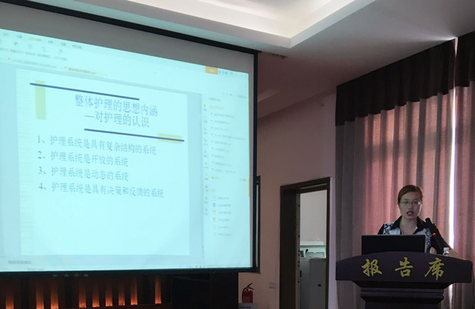 杨群讲课_副本.jpg