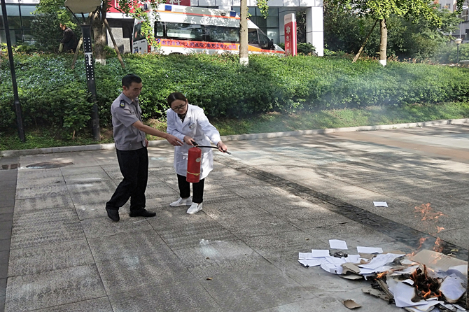 灭火器-鲜老师操作_副本.jpg